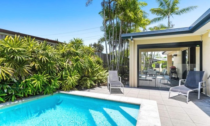 Kewarra Beach House | Stay at the Albatross- Tropical Beachside Escape | Cosy 2BR Apartment | Pool Access