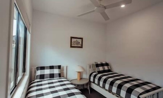 Booragul House | Stay by the lake! 2-bedroom granny flat