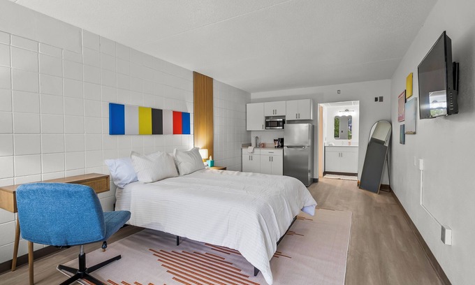 Cedar Falls Apartment | Stay Downtown, Free Gated Parking, Renovated Studio! 525