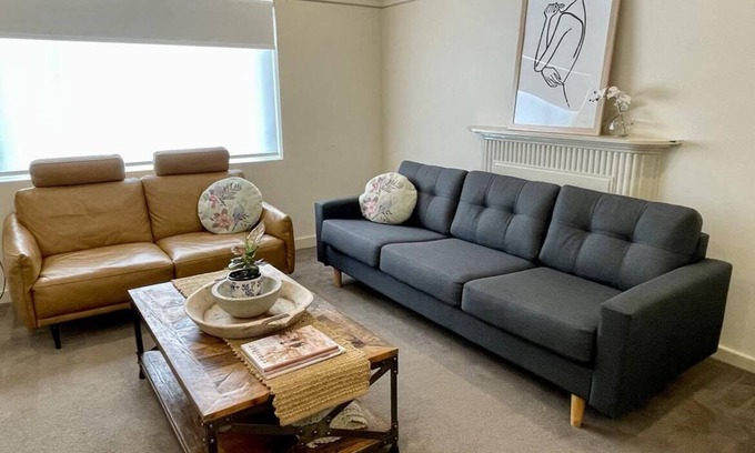 Turvey Park Apartment | Stay in charming apartment in Grandview Building, Turvey Park. Free Wifi.