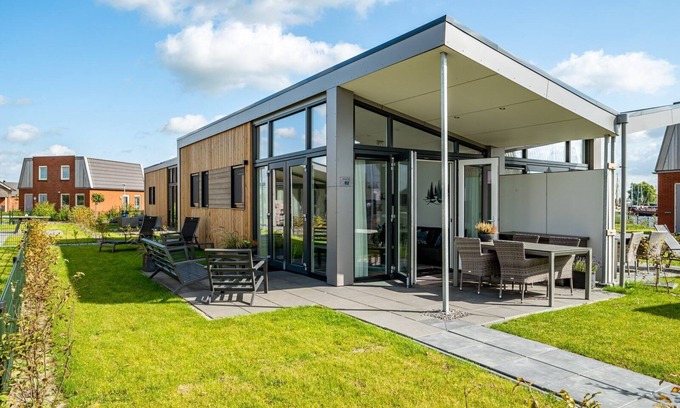 Akkrum House | Stay in our compact Knilles 4 lodge right by the playground.