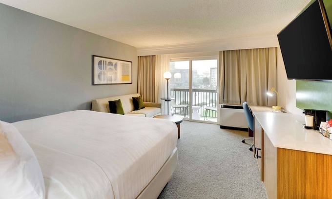 Oyster Point Hotel | Stay in Style Along Oyster Point Waterfront Minutes to Jack Drago Park