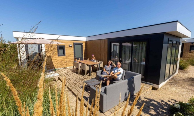 Nieuwvliet House | Stay in the modern and spacious Zonneweelde Lodge and be on the beach in no time