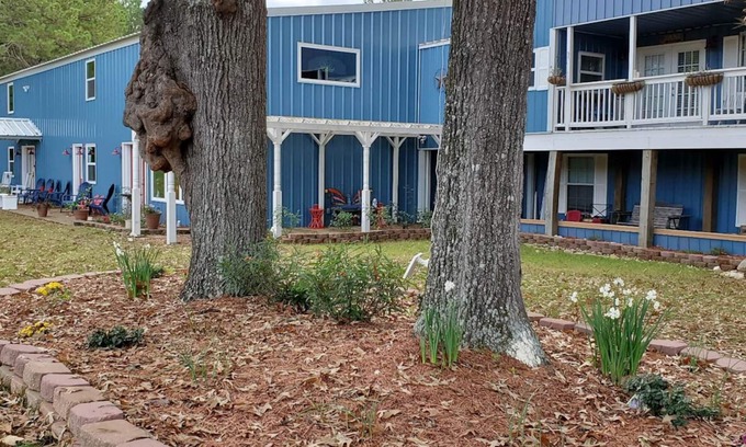 Crockett Apartment | Stay 'n' PlaynUpstairs 2 Bedroom Apartment 1/4 mile from Houston County Lake