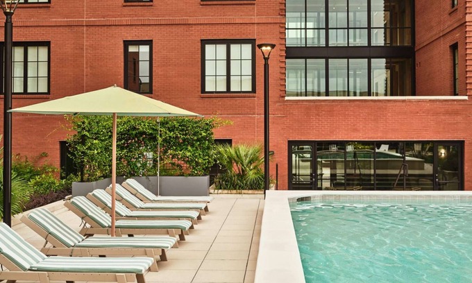 Yamacraw Village Apartment | Stay Near River Street + Pool, Bike, Dining & Gym