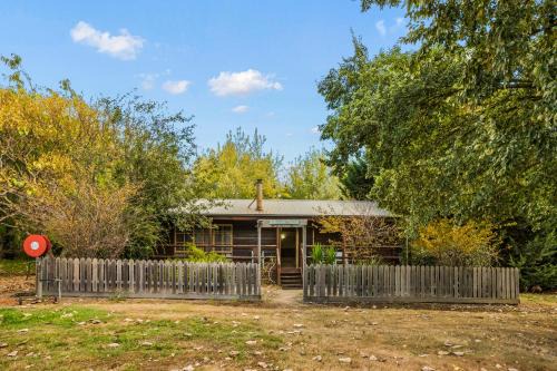 Badger Creek House | StayAU Cedar Lodge 3BR Quaint Countryside Cottage