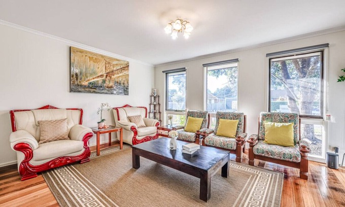 Cranbourne House | StayAU Newly Comforts 3BRM Pet Friendly Cranbourne