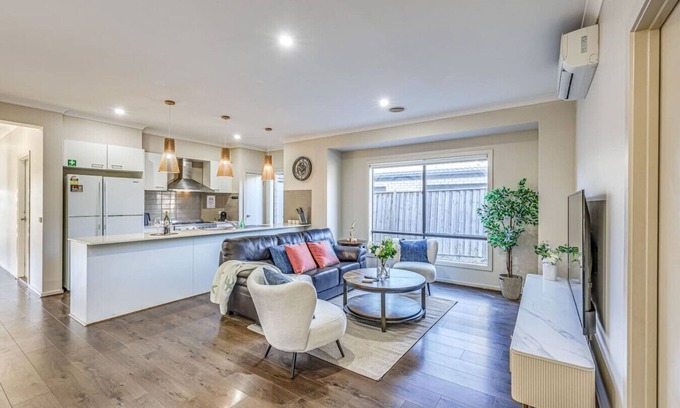 Pakenham House | StayAU Pakenham 5 BRM Hidden Oasis Pet-friendly