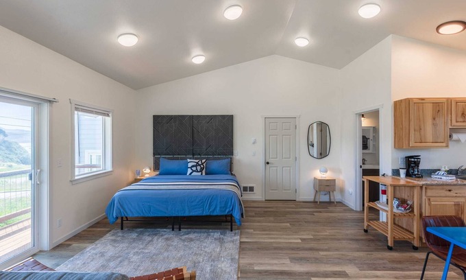 Port Orford Apartment | #StayinMyDistrict Oceanview Studio Loft
