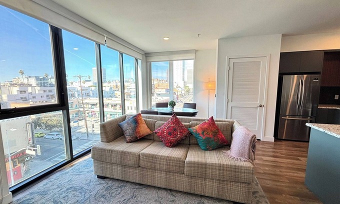 Wilshire Apartment | StaysPro - GORGEOUS Hollywood Living Los Angeles
