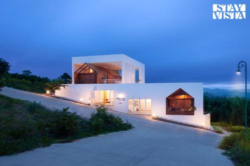 Suntikoppa Villa | StayVista at Reflection by The Woods - Breakfast Included