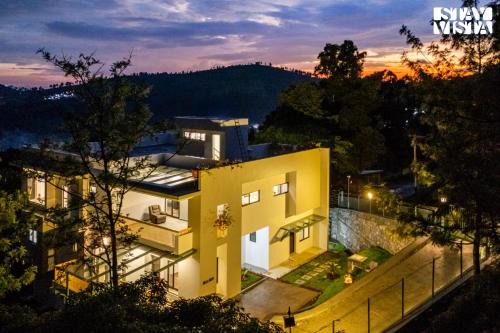Wellington Villa | StayVista at Villa Aruvi with Bonfire, Lawn