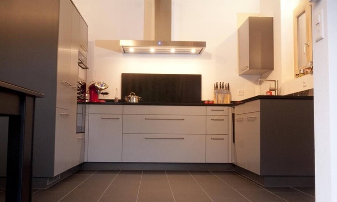 Adelboden House | Steam & massage shower, wok, teppanyaki, 1x CEE 400V/16A (11 kW, 16A, 3Ph)
