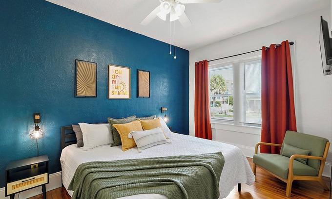 Eustis Apartment | Steps to Downtown Eustis~King~Fully Stocked~Coffee Bar