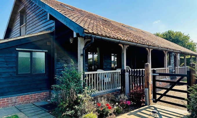 Stiffkey Cottage | Stiffkey, hot tub/spa safe garden dog friendly, parking, next to marsh local pub