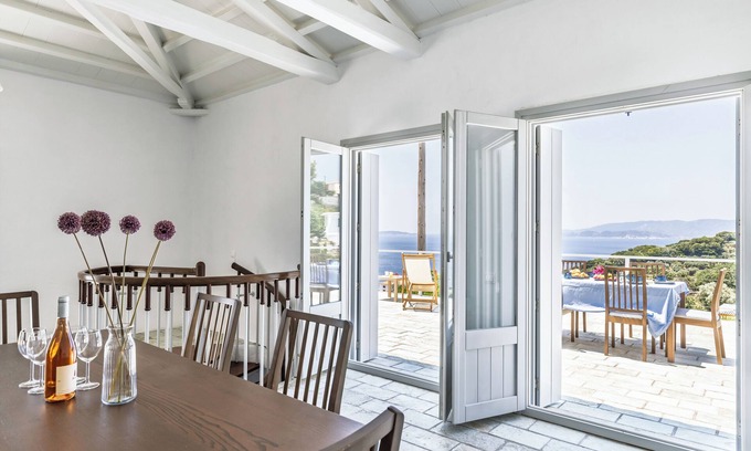 Loutraki House | Still Horizon House-Located at the top of Loutraki port-Sunset & Sea view
