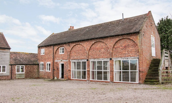 Eaton Mascott Cottage | STOCKBATCH GRANARY, pet friendly, with open fire in Shrewsbury