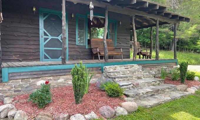 Maryland House | Stolk's Lodge - 5 acre pond - near Dreams Park - fishing - quite country lodge
