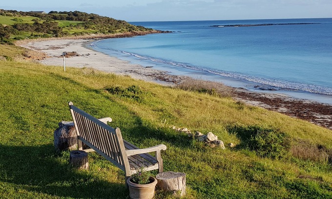 Emu Bay Villa | Stone beachfront villa on 3acres. Penguins, koalas