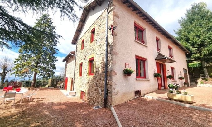 Le Cergne Cottage | Stone family cottage with garden, pets allowed