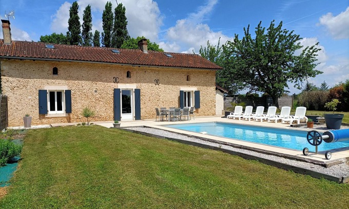 Eglise-Neuve-de-Vergt Cottage | STONE FARMHOUSE - STYLE COTTAGE WITH SWIMMING POOL IN PERIGORD WHITE -