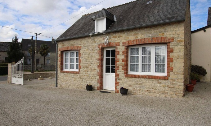 Amfreville Cottage | Stone house with garden, pets welcome