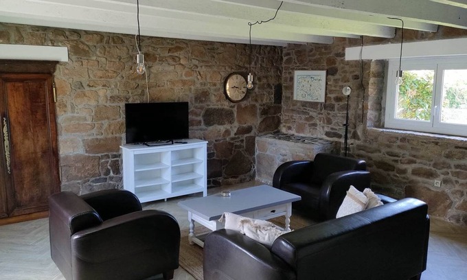 Plufur Cottage | Stone house 10 minutes from the beach