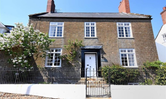 Charmouth House | STONE HOUSE, family friendly, country holiday cottage in Charmouth