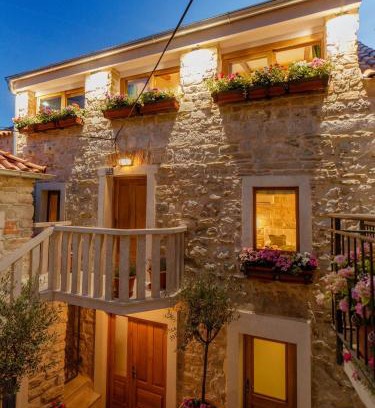 Split House | Stone house luxury rooms