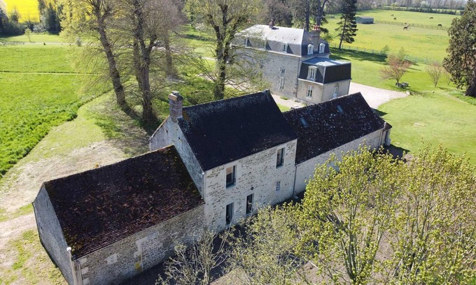 Neuvy-au-Houlme Cottage | Stone House with Large Garden, WIFI, all inclusive