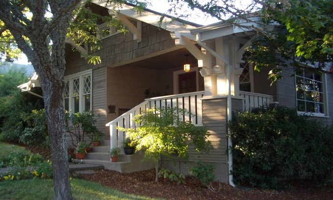 Skidmore Academy Historic District House | Stone's Throw Bungalow ~ Walk to Plays, Licensed/Legal, Private Entrance, Garden
