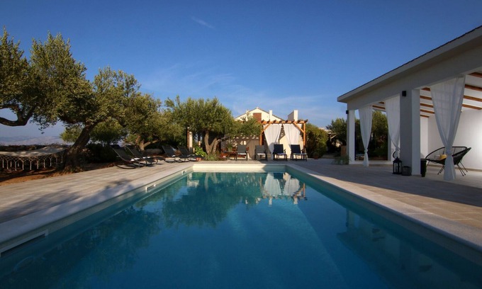 Splitska Villa | Stone Villa Olea-Three Bedroom Villa with Pool