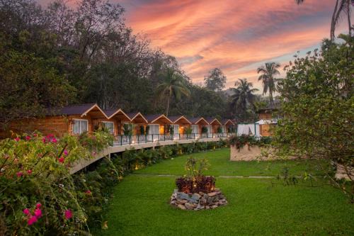 Yellapur Hotel | Stone Wood Premier Dandeli