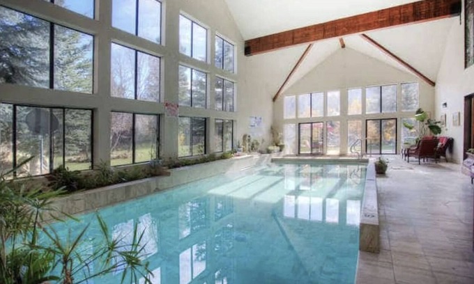Midway House | STONEHILL LODGE, SWIM, HIKE, SKI, LUXURY