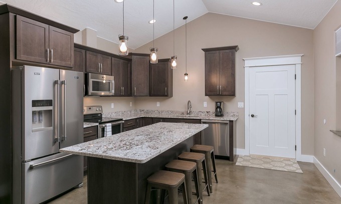 Wasilla Cottage | Stoneridge Place Cottage #2 - Vacation or Executive Retreat 2BR 2BA Garage!