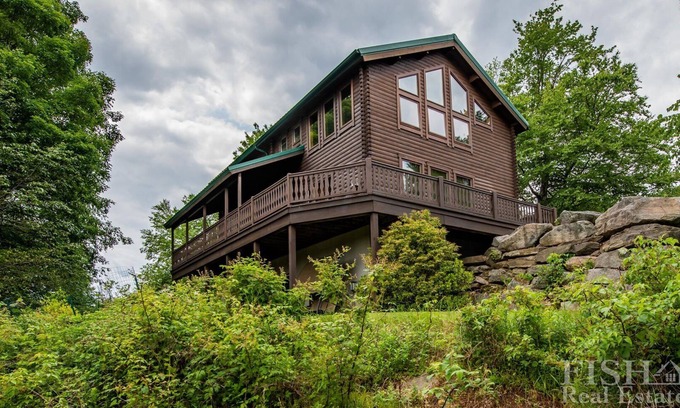 Eagles Mere House | "Stonewall Cabin" is a secluded home with a private pond in Eagles Mere