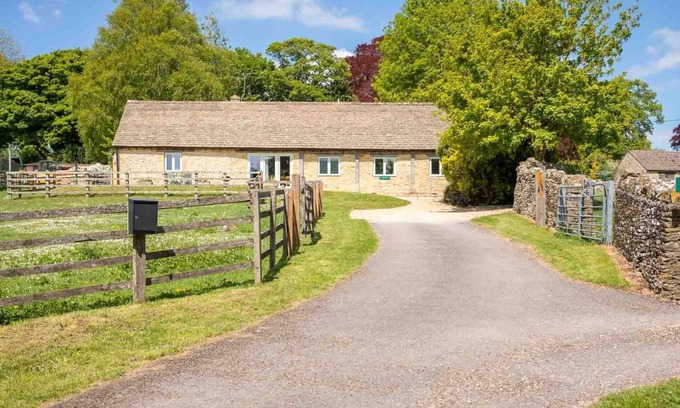 Maugersbury Cottage | STONEWELL COTTAGE, pet friendly, with a garden in Stow-On-The-Wold