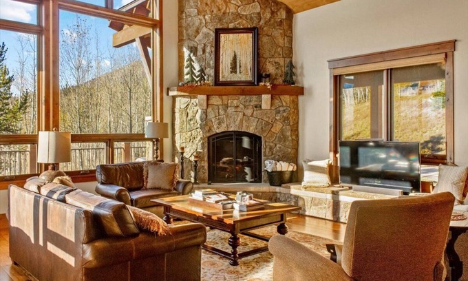 Three Peaks House | Stop here for a Spectacular Family Vacay, Hot tub and more!