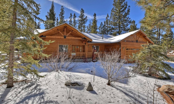 Eagle Mountain Estates Cabin | Stork and Bear Cabin by Destination Big Bear : Luxury Log Home in Eagle Mountain Estates! Pool Table!