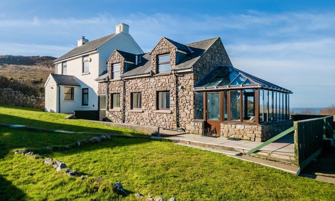 Llangennith House | Stormy Castle - 6 Bedroom Sleeps 14 - Llangennith