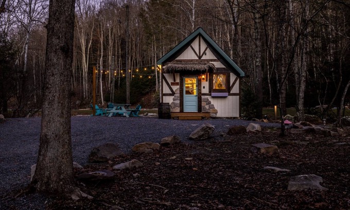 Goldbond Cottage | Storybook Cottage @ Four Fillies Lodge-Glamping