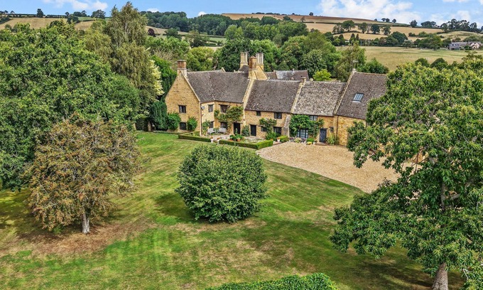 Whichford Cottage | Stourton Manor - pet friendly with tennis court