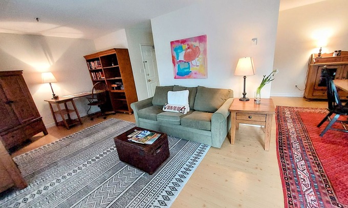 Stowe Village Historic District Condo | Stowe Village Hideaway▪︎Seasonal Rental▪︎Summr/Ski22-23▪︎Walk Evrywhre+Ski Shutl