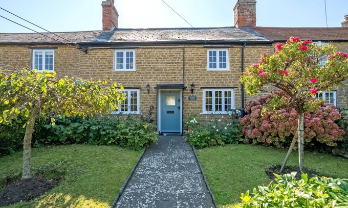 Burton Bradstock House | Strand Cottage - sleeps 4 guests in 2 bedrooms