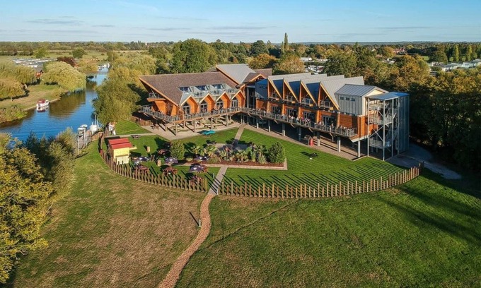 Tiddington House | Stratford Caravan Pet friendly