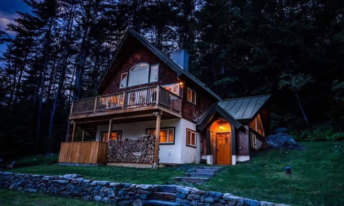 Jamaica Ski Chalet | Stratton Mountain Escape w Hot Tub|Deck|Projector