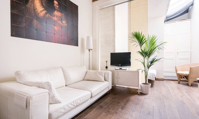 Amsterdam City Centre Bed & Breakfast | Street Level Studio Apartment in Amsterdam City Centre.
