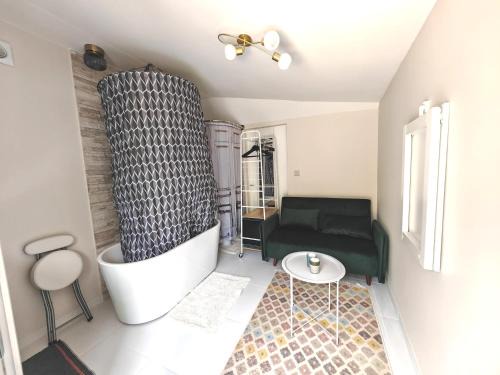 Plessis-le-Roi House | STUDETTE LA ROSÉE ABONDANTE Non-fumeur, 45 min de Paris, 10m2, indépendante, cosy, apaisante, mobiliers convertible, WiFi, TV, kitchenette, sanitaires inclus visibles dans la même pièce, mini terrasse, jardin, canapé-lit 120x180, 1 à 2 pers gabarit moyen
