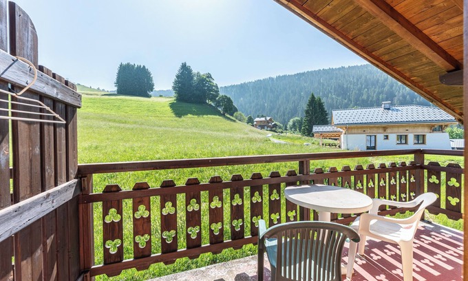 Cohennoz Apartment | Studio Apartment '16 - Le Lagopede' with Mountain View and Balcony