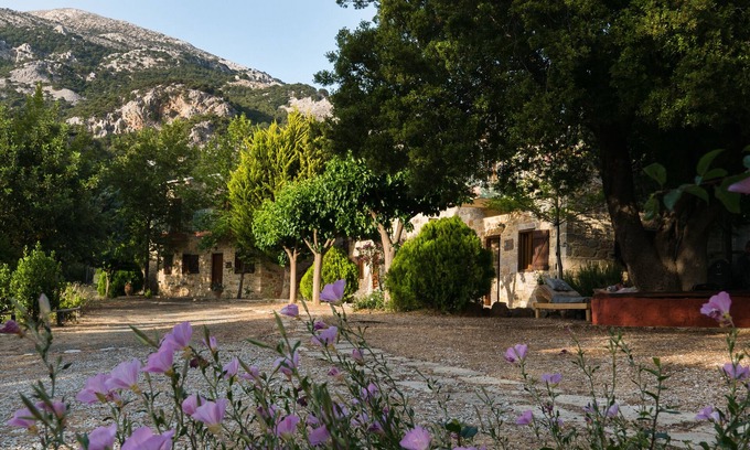 Kato Simi Apartment | Studio Apartment 'Akros Oreon, Omalos' with Mountain View, Private Terrace and Wi-Fi